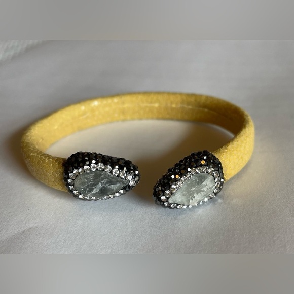 Yellow bracelet with ‘diamond’ accents - Picture 3 of 5